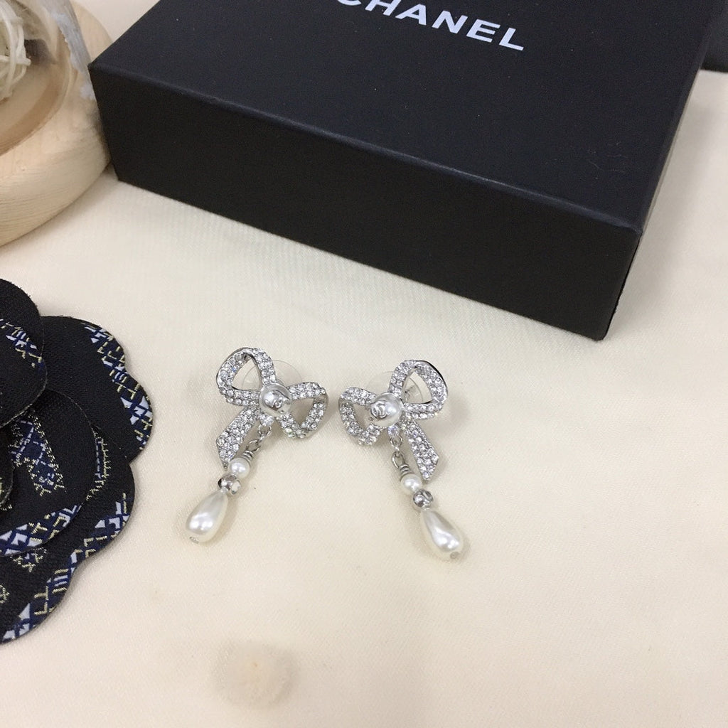 Chanel Bow Tie Diamonds 18K Gold Earrings